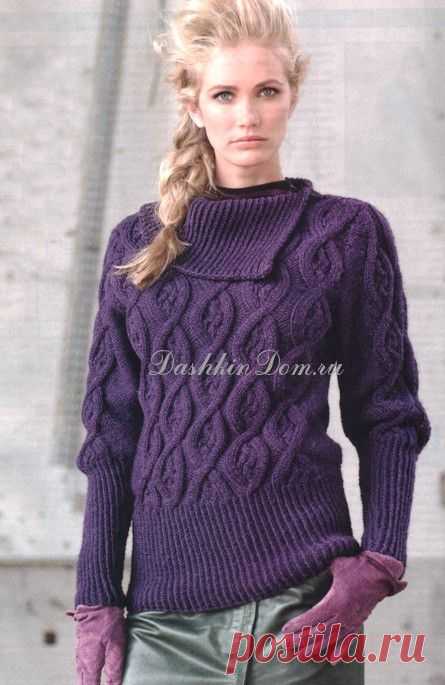 Лиловый пуловер с асимметричным воротником.