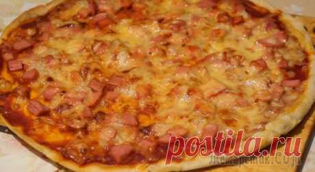 Пицца с колбасой и сыром