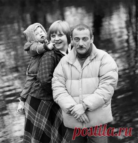 Отец моего старшего сына, Юра Векслер был выдающийся оператор, он снимал такие фильмы, как "Пацаны", "Зимняя вишня", "Женитьба", "Царская охота", "Странные взрослые", "Старший сын".