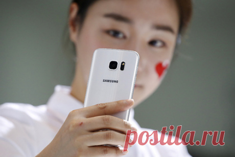 Samsung неожиданно обновила старые смартфоны. Samsung обновила несколько моделей раритетных смартфонов. Журналисты медиа обратили внимание, что неожиданное обновление ПО стало доступно на нескольких снятых с производства смартфонов корейского бренда. Среди них оказались Galaxy S7, S7 Edge, S8 и другие устаревшие девайсы. Патч улучшил работу GPS.