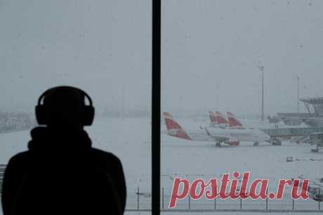 В Японии отменили более 230 авиарейсов из-за снегопада. В Японии отменили более 230 рейсов из-за мощных снегопадов, которые обрушились на западные и северные регионы страны в течение последних двух дней. В частности, были отменены рейсы из аэропорта в городе Саппоро на острове Хоккайдо. Для уборки снега администрация закрыла взлетно-посадочную полосу на три часа.