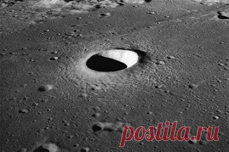 На Луне появился новый кратер из-за столкновения с ракетой. Согласно орбитальным расчетам, в пятницу в Луну врезалась неизвестная ракета, создав новый кратер на поверхности спутника Земли. Это первый в истории известный случай непреднамеренного столкновения космического аппарата с Луной. Столкновение должно было произойти в 12:25 по Гринвичу на обратной стороне Луны.