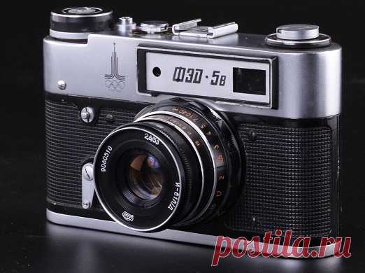Вам тоже кажется, что отечественный «ФЭД» напоминает немецкую модель под названием «Leica»? Любители до сих пор спорят, был ли легендарный «ФЭД» обыкновенным плагиатом. Мы попытались выяснить, как связаны истории двух фотоаппаратов и, что называется, "кто кого".