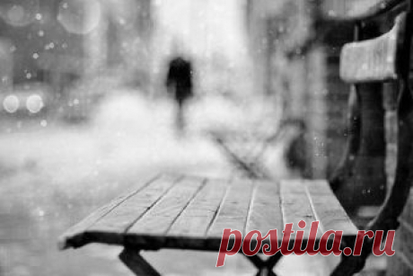 Мне говорят, что нужно уезжать.
Да-да. Благодарю. Я собираюсь.
Да-да. Я понимаю. Провожать
не следует. Да, я не потеряюсь.

Ах, что вы говорите — дальний путь.
Какой-нибудь ближайший полустанок.
Ах, нет, не беспокойтесь. Как-нибудь.
Я вовсе налегке. Без чемоданов.

Да-да. Пора идти. Благодарю.
Да-да. Пора. И каждый понимает.
Безрадостную зимнюю зарю
над родиной деревья поднимают.

Все кончено. Не стану возражать.
Ладони бы пожать — и до свиданья.
Я выздоровел. Нужно уезжат...
