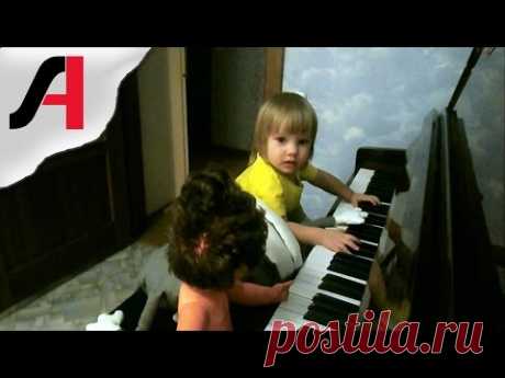 Учимся играть на пианино. Дети играют на фортепиано.