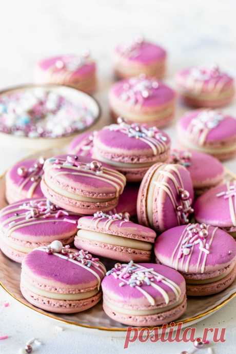 Champagne Macarons Champagne Macarons filled with White Chocolate Champagne Ganache. These macarons are great for any celebration! New Year's Macarons, Graduation, Anniversary