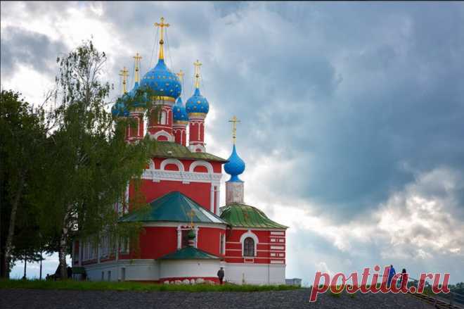 Эта небольшая церковь, пожалуй, одна из самых знаменитых в древнем русском городе. Построена она на месте печального события. Здесь, в 1591 году был убит 8-летний мальчик, один из сыновей Ивана Грозного. Назовите город.