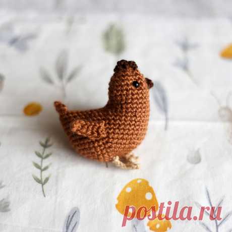 PDF Курочки крючком. FREE crochet pattern; Аmigurumi chiken patterns. Амигуруми схемы и описания на русском. Вязаные игрушки и поделки своими руками #amimore - маленькая курочка к Пасхе, пасхальная курица, домашняя птица.