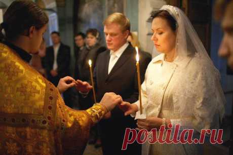 Если свечи гаснут при венчании,следует поменяться свечами жениху и невесте, иначе житья не будет