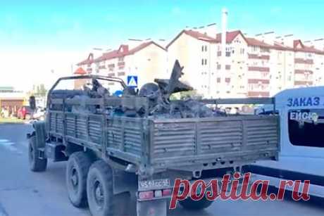 Вывоз обломков самолета Су-34 с места крушения в Ейске показали на видео. Вывоз обломков самолета Су-34, упавшего возле жилой многоэтажки в Ейске, показали на видео. На записи видны обугленные части истребителя и зеленое крыло со звездой. Детали самолета раскиданы по двору вперемешку с искореженными частями разрушенного здания. Обломки самолета вывозит военный грузовик.