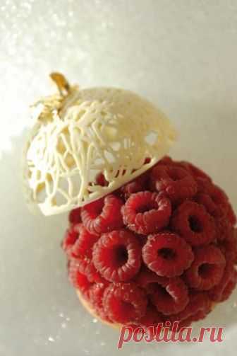 Pompon de framboises fraîches en douceur de chocolat blanc,