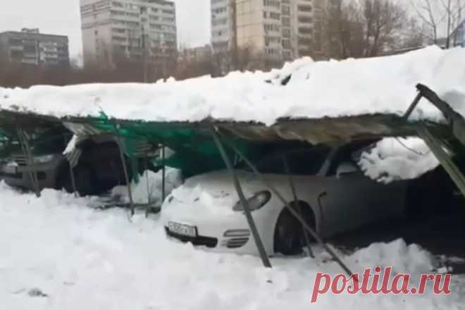 Снег на голову. Упавшая на парковке в Москве крыша похоронила 30 машин. В Северном Медведково обрушилась крыша автопарковки. Никто не пострадал, но под завалами оказались 30 легковых автомобилей. Кто будет платить за починку авто, aif.ru выяснил у эксперта.