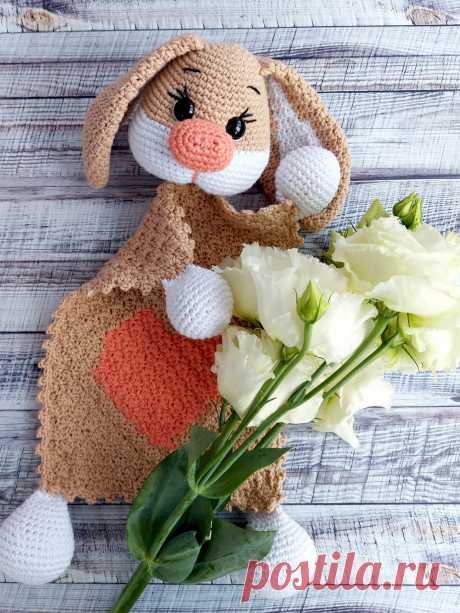 PDF Зайка Комфортер крючком. FREE crochet pattern; Аmigurumi toy patterns. Амигуруми схемы и описания на русском. Вязаные игрушки и поделки своими руками #amimore - большой зайка из обычной пряжи, заяц, детский комфортер в виде зайчика, кролик, зайчонок, крольчонок.