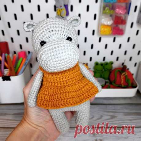 PDF Бегемошка крючком. FREE crochet pattern; Аmigurumi animal patterns. Амигуруми схемы и описания на русском. Вязаные игрушки и поделки своими руками #amimore - бегемот, бегемотик в платье.