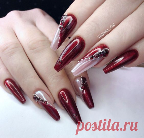 Бордовые ногти со стразами