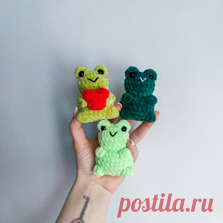 PDF Лягушка крючком. FREE crochet pattern; Аmigurumi toy patterns. Амигуруми схемы и описания на русском. Вязаные игрушки и поделки своими руками #amimore - маленький лягушонок из плюшевой пряжи, плюшевая лягушка с сердечком.