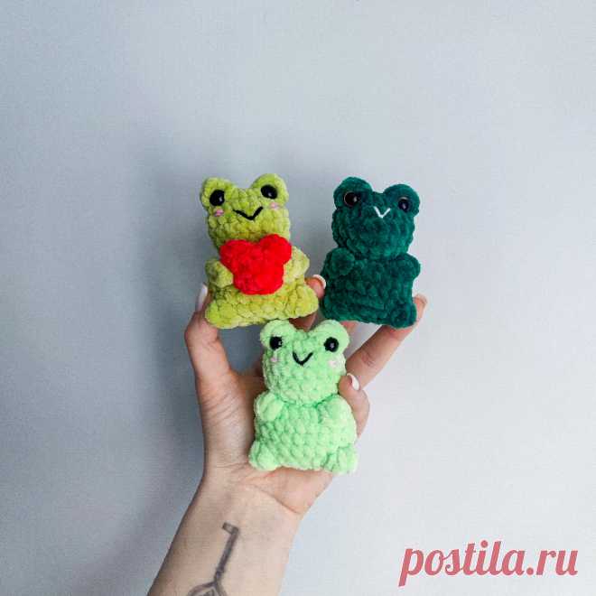 PDF Лягушка крючком. FREE crochet pattern; Аmigurumi toy patterns. Амигуруми схемы и описания на русском. Вязаные игрушки и поделки своими руками #amimore - маленький лягушонок из плюшевой пряжи, плюшевая лягушка с сердечком.