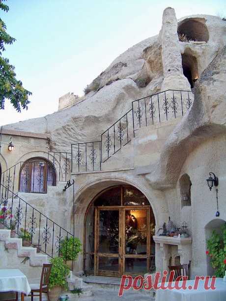 Gamirasu Cave Hotel built into volcanic rock, Cappadocia… 
от JRaptor  |  Pinterest • Всемирный каталог идей
