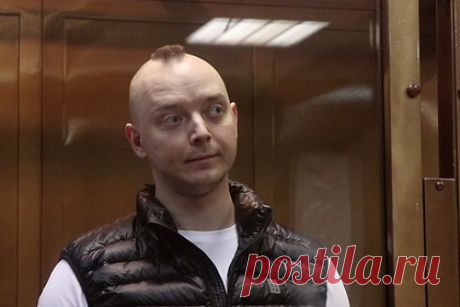 Суд признал законным запрет делать выписки из материалов дела Сафронова. Лефортовский районный суд Москвы признал законным запрет адвокатам в свободном режиме делать выписки из дела о госизмене советника главы «Роскосмоса» и журналиста Ивана Сафронова. Защита заявила, что ей предложено на слух воспринимать материалы из более чем 20 томов уголовного дела, в том числе аудиозаписи.