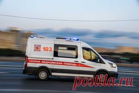 В Петербурге мастер боевых искусств проломил череп девушке из-за танцев. В Санкт-Петербурге мастер боевых искусств проломил череп и сломал ребро своей девушке из-за танцев с другим мужчиной в баре Puberty. Об этом стало известно Telegram-каналу «Mash на Мойке». По информации издания, 28-летняя горожанка решила посетить бар, но не предупредила об этом возлюбленного.