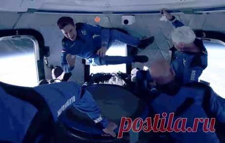 Джефф Безос показал видео из капсулы New Shepard во время полета. Полет продлился около 11 минут, примерно в течение трех минут пассажиры могли ощущать невесомость