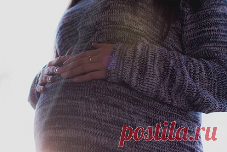 Женщина узнала о своей беременности и через день родила. 25-летняя Молли Гилберт из Великобритании узнала, что ждет ребенка, на 39-й неделе беременности и через сутки родила. Женщина узнала о том, что станет матерью, когда обратилась в больницу из-за странного самочувствия и прошла медицинское обследование. Спустя сутки у нее отошли воды.