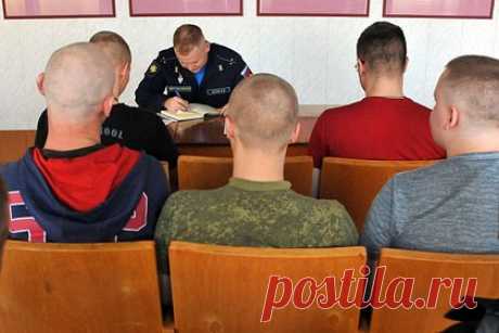 Россиянин полгода приходил к военкомату из-за планов поджечь его и попался. В Москве полиция задержала мужчину, который каждый день в течение полугода приходил к зданию военкомата Академического района, потому что хотел поджечь его. Он изучал все особенности строения, однако своими действиями привлек внимание силовиков. На допросе задержанный во всем признался.
