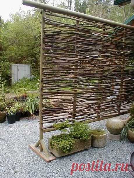 Wattle Fencing: A Cheap DIY Material for Modern Outdoor Spaces | backyard