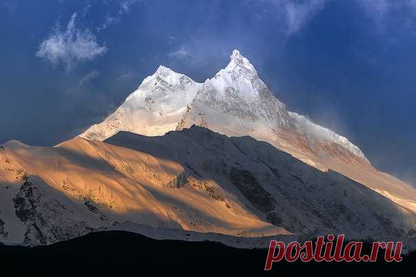 Непал. Рассвет на Манаслу (8163 метра), восьмом восьмитысячнике мира. Автор фото – Таня Шарапова: nat-geo.ru/photo/user/123783/ Доброе утро!