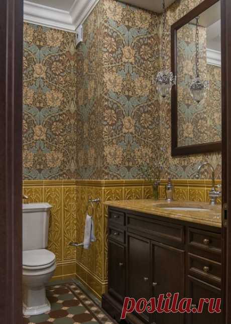 Туалет в викторианском стиле с фасадами с утопленной филенкой, темными деревянными фасадами,