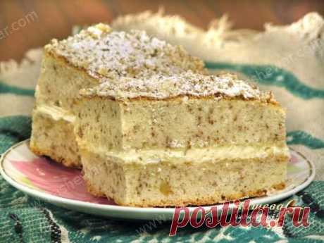 Бисквитное пирожное с масляно-ореховым кремом.