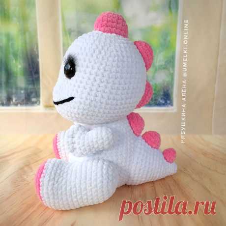 PDF Дракон Bigo Live крючком. FREE crochet pattern; Аmigurumi toy patterns. Амигуруми схемы и описания на русском. Вязаные игрушки и поделки своими руками #amimore - большой дракон из плюшевой пряжи, плюшевый дракончик, динозавр, динозаврик.