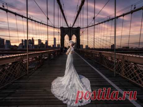 Невеста в платье на Бруклинском мосту, Нью-Йорк, США -