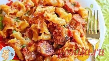 Как приготовить макароны: 5 вкусных рецептов 

 
1. Макароны по-флотски 
 
Ингредиенты: 
 
 мясной фарш 500 г 
 макароны 400 г 
 репчатый лук 1 шт. 
 растительное масло по вкусу 
 соль, перец по вкусу 
 
Приготовление: 
 
Отварить макароны до готовности в подсоленной воде. Мелко нарезать лук. Разогреть сковороду с растительным маслом, выложить мясной фарш. Если говядина жесткая, можно добавить немного кипящей воды. Когда мясо начнет подрумяниваться, добавить нарезанный лук...