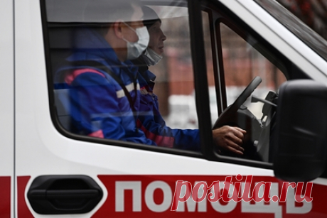 В Москве под окнами жилого дома нашли мертвой следователя МВД. В Москве на 2-й Владимирской улице под окнами жилого дома была найдена мертвой 47-летняя следователь МВД. Издание утверждает, что отдел, в котором работала погибшая, был не самым сложным — она занималась фальшивомонетчиками. В органах проработала всю сознательную жизнь.