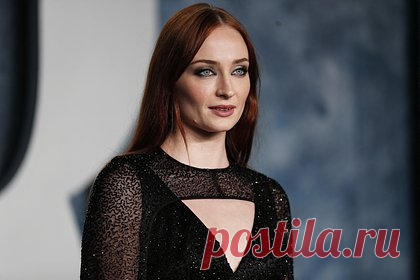 Звезду «Игры престолов» заметили целующейся с английским аристократом. Звезду сериала «Игра престолов» 27-летнюю актрису Софи Тернер заметили целующейся с английским аристократом на фоне новостей о разводе с 34-летним музыкантом Джо Джонасом. Актрису увидели во время поцелуя с 29-летним Перегрином «Перри» Джоном Дикинсоном Пирсоном в Париже в субботу, 28 октября.