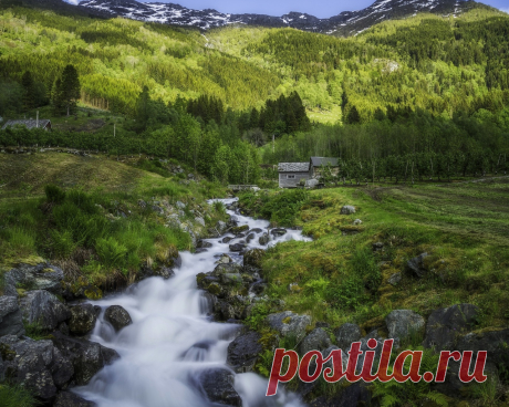 Картинки норвегия, лес, ручей, скалы, гора, хижина, зеленый - обои 1280x1024, картинка №398773