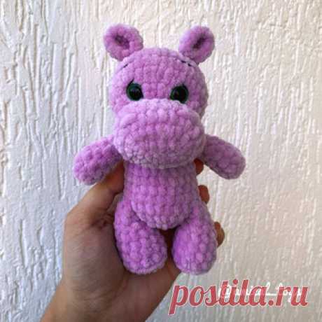 Бегемотик амигуруми. Схемы и описания для вязания игрушек крючком! Бесплатный мастер-класс от @amical_toys по вязанию плюшевого бегемотика крючком. Высота вязаной игрушки примерно 17 см. Для изготовления такого бегемо…