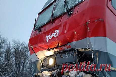 Пассажирский поезд столкнулся с локомотивом в Ульяновской области. Пострадали десятки человек. Пассажирский поезд столкнулся с локомотивом в Ульяновской области в районе 962-го километра Куйбышевской железной дороги. Согласно последним данным, пострадали 25 пассажиров. Пассажирский поезд направлялся в Адлер, а маневренный тепловоз, с которым он столкнулся, стоял на станции.