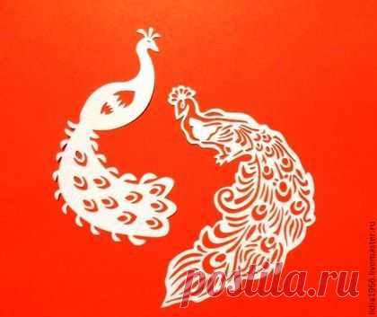 Павлин - ажурная вырубка из мягкой флизелиновой бумаги, однотонного белого цвета.
В работе вырубной элемент можно затонировать, покрасить, расписать, использовать как шаблон (материал позволяет). Задекорированные формы составить: аппликация, вставка, отделка и наклеить их на основу.