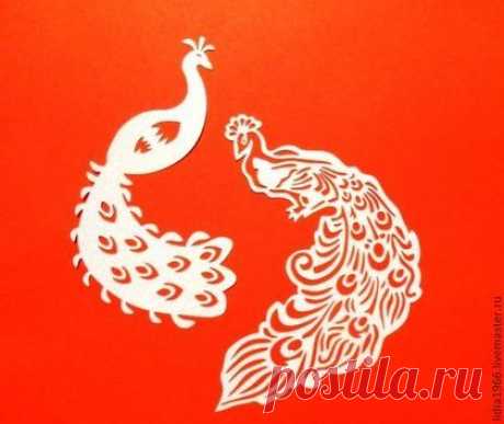 Павлин - ажурная вырубка из мягкой флизелиновой бумаги, однотонного белого цвета.
В работе вырубной элемент можно затонировать, покрасить, расписать, использовать как шаблон (материал позволяет). Задекорированные формы составить: аппликация, вставка, отделка и наклеить их на основу.