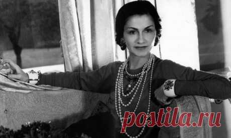 Шанель: непобежденный мир женственности и шарма Сегодня Chanel – это марка, которая выпускает одежду для женщин любых поколений, духи для любых возрастов и аксессуары под любой образ. Давайте поговорим подробнее о стиле Шанель и самой Коко.