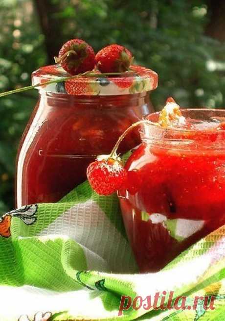 Скоро кто то будет варить ароматное,вкусное,полезное варенье, а кто то будет его с наслаждением есть.Для тех и других эти стихи с запахом лета.

"Размышленья за варкой варенья"
Вера Да Юра

Пахнет варенье домашним уютом,
Чаем вечерним, беседой неспешной,
Зноем полуденным  и, почему-то,
Детством забытым и чем-то нездешним.

Всё прeходяще и всё неизменно...
Таз, по размерам не меньше светила,
Вяжется кружевом  лёгкая пена,
Дышит варенье, пыxтит незлобиво,

Сладостью манит, п...