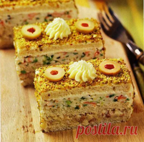 Закусочный торт с сельдью и крабовыми палочками