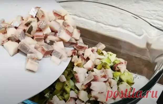 Только самые простые продукты. Вкуснейший салат с селёдкой «Деревенский». - week-menu.ru - 14 декабря - 43246358685 - Медиаплатформа МирТесен