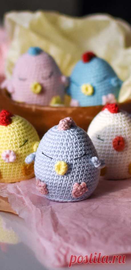 PDF Курочка крючком. FREE crochet pattern; Аmigurumi chiken patterns. Амигуруми схемы и описания на русском. Вязаные игрушки и поделки своими руками #amimore - маленькая курочка к Пасхе, пасхальная курица в форме яйца, птица.