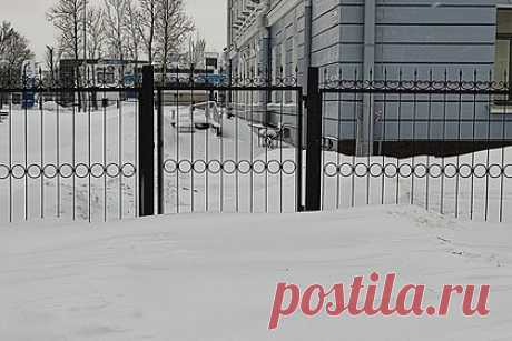 Российский судья не смог попасть на работу из-за снега. В Колпино судья не смог пройти в здание районного суда из-за неубранного снега. 30 января судья пошел на работу, чтобы избрать россиянину меру пресечения в виде заключения под стражу. Однако он не смог попасть в суд, поскольку к зданию невозможно было подойти из-за снега.
