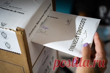 Завершилось голосование на выборах президента Аргентины. В Аргентине завершилось голосование на президентских выборах. Ожидается, что окончательные результаты будут объявлены вечером в воскресенье по местному времени (в Москве будет ранее утро).