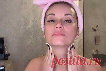 46-летняя ведущая «Дома-2» снялась в полотенце и показала лицо без макияжа. Бывшая участница поп-группы «Блестящие», ведущая реалити-шоу «Дом-2» Ольга Орлова показала естественную внешность на видео. 46-летняя знаменитость снялась в ванной, прикрыв обнаженное тело белым полотенцем. При этом она надела на голову розовую повязку с объемным бантом.