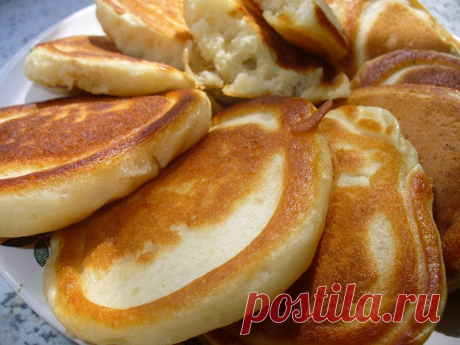 Секундные оладьи без возни! Мягкие, как масло, пышные, как пух, и очень вкусные Все дети очень любят оладьи с вареньем. Хороши они и в качестве завтрака для взрослых, и когда нужно быстро приготовить угощение к чаю. Чтобы оладьи всегда получались пышными и мягкими, я использую теплый кефир и обязательно добавляю погашенную уксусом соду...